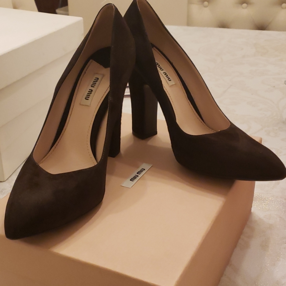 MIU MIU suede pumps.